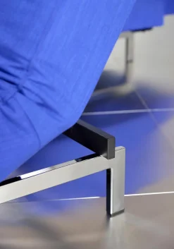 Outlet INNOVATION LIVING Schlafsofa mit Armlehnen Splitback Chrom Ultramarine